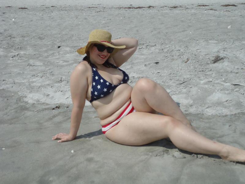 Зрелая баба сняла бикини на пляже