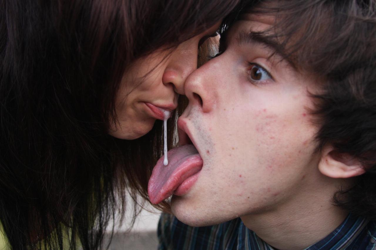 парень целует рот в сперме видео фото 76